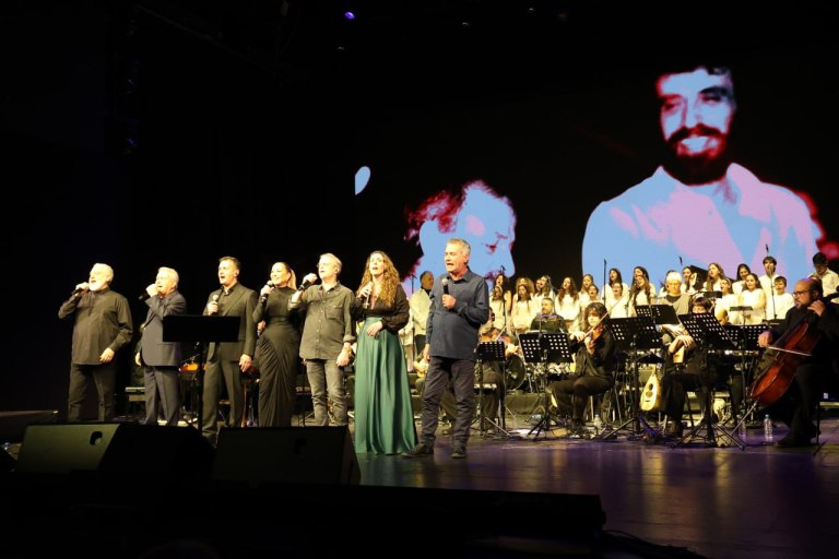 Υπόκλιση στη «φωνή της ψυχής μας»: Η συναυλία – αφιέρωμα στον Αντώνη Καλογιάννη συγκίνησε το θέατρο Παλλάς