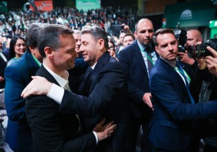 Συνέδριο ΠΑΣΟΚ-ΚΙΝΑΛ: Το πανηγυρικό κλίμα και η θερμή αγκαλιά Ανδρουλάκη-Δούκα