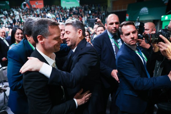 Συνέδριο ΠΑΣΟΚ-ΚΙΝΑΛ: Το πανηγυρικό κλίμα και η θερμή αγκαλιά Ανδρουλάκη-Δούκα