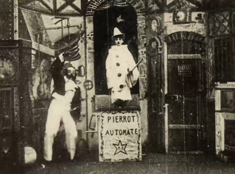 1897: Φυσικά και η πρώτη κινηματογραφική «μάχη» ρομπότ και ανθρώπου θα ήταν του Ζορζ Μελιέ