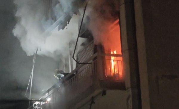 Ταύρος: Πυρκαγιά σε διαμέρισμα πολυκατοικίας – Απεγκλωβίστηκε ένα άτομο