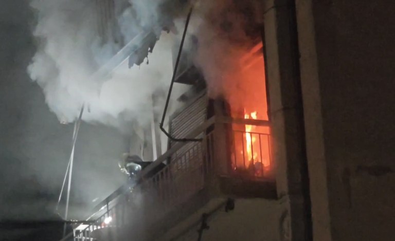 Ταύρος: Πυρκαγιά σε διαμέρισμα πολυκατοικίας – Απεγκλωβίστηκε ένα άτομο