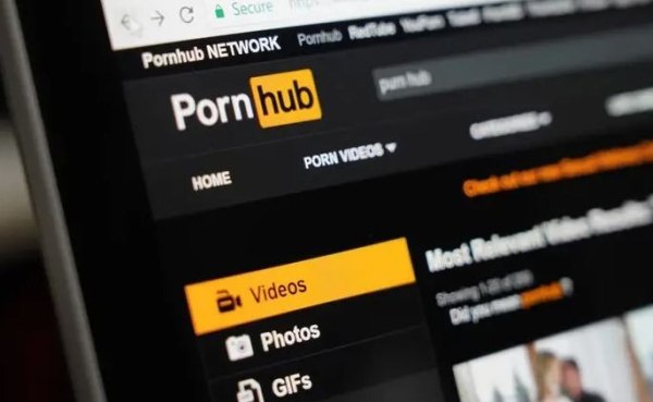 Το Pornhub στο στόχαστρο – Η ΕΕ προειδοποιεί τις πορνογραφικές πλατφόρμες για την πρόσβαση παιδιών