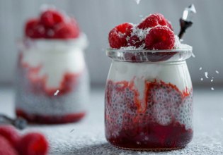 Συνταγή: Πουτίγκα με σπόρους chia και μούρα