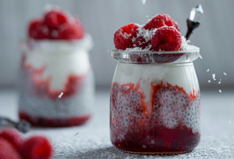 Συνταγή: Πουτίγκα με σπόρους chia και μούρα