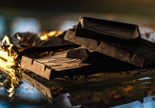 «Καυτή» σοκολάτα – Γιατί ανατιμήθηκε επτά φορές πάνω από τον πληθωρισμό – Οι αποκλίσεις μεταξύ χωρών της ΕΕ