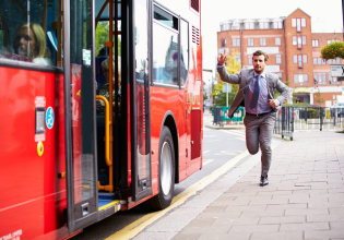 Πώς το να… τρέχετε να προλάβετε το λεωφορείο μπορεί να σας σώσει από οκτώ σοβαρές ασθένειες