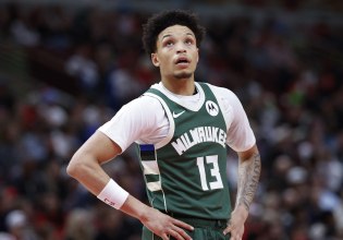 Σανς – Μπακς 105-108: O Ρόλινς ντύθηκε… Αντετοκούνμπο και «καθάρισε» για τους Μπακς (vids)