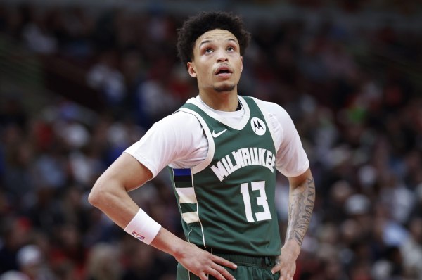 Σανς – Μπακς 105-108: O Ρόλινς ντύθηκε… Αντετοκούνμπο και «καθάρισε» για τους Μπακς (vids)