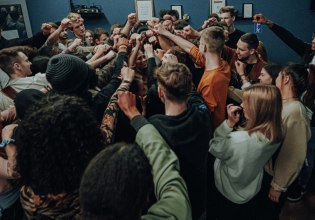 Αριστερά η δεξιά; Που βρίσκονται ιδεολογικά οι νέοι της ΕΕ