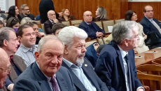 Στο Πολεμικό Μουσείο και ο Κώστας Καραμανλής για τον χαιρετισμό Σαμαρά στο βιβλίο του Μάζη