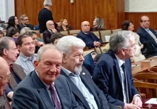 Στο Πολεμικό Μουσείο και ο Κώστας Καραμανλής για τον χαιρετισμό Σαμαρά στο βιβλίο του Μάζη