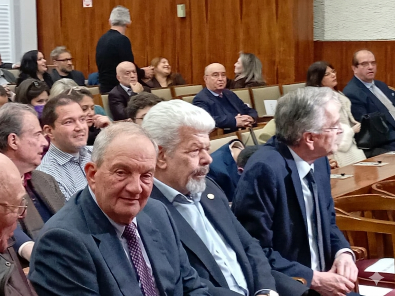 Στο Πολεμικό Μουσείο και ο Κώστας Καραμανλής για τον χαιρετισμό Σαμαρά στο βιβλίο του Μάζη