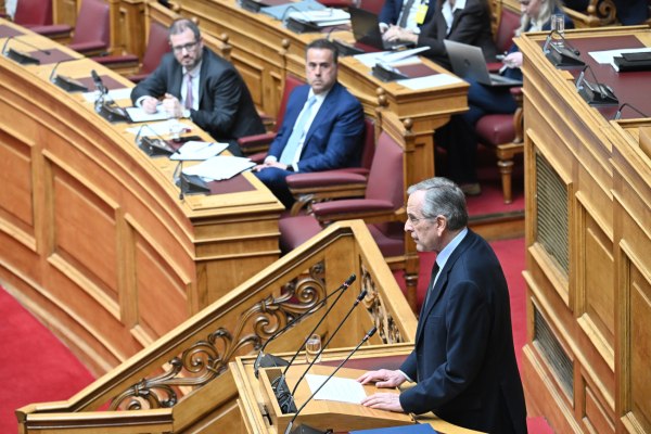 Αντιπαράθεση Σαμαρά – Παπασταύρου στη Βουλή για Chevron