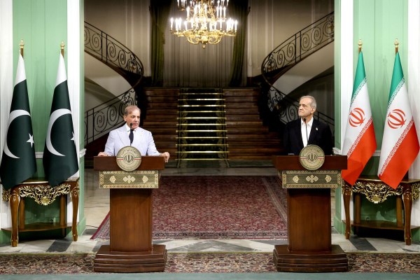 Ιράν: Ο πρόεδρος Πεζεσκιάν μίλησε με τον πρωθυπουργό του Πακιστάν που επιδιώκει ειρηνευτικό ρόλο