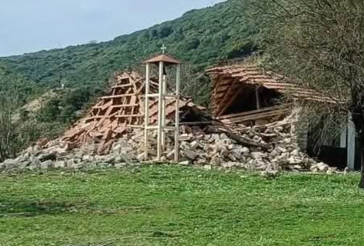 εικόνα που δείχνει την εκκλησία που κατέρρευσε στην κοινότητα Ψήνας 