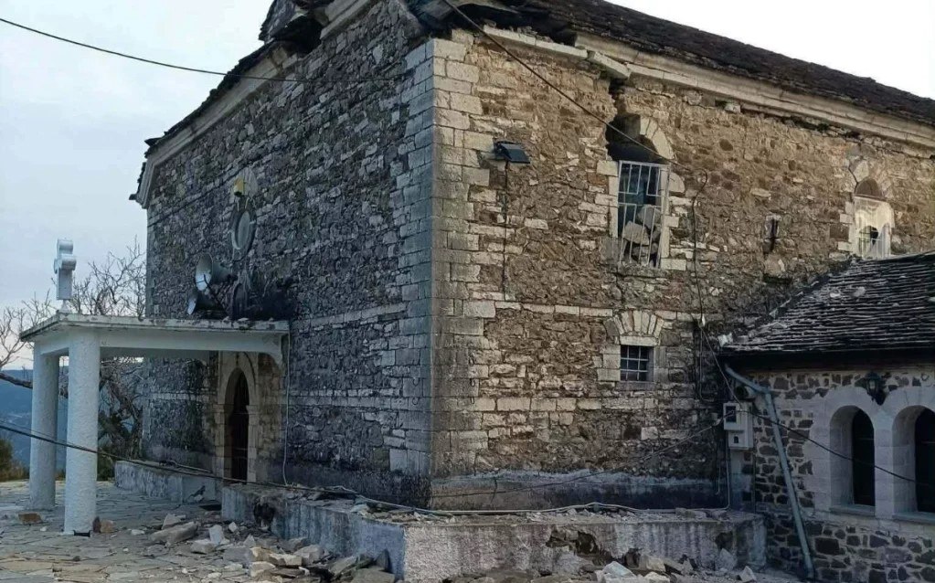 εικόνα που δείχνει εκκλησία που υπέστη σοβαρές ζημιές από τον σεισμό στα Ιωάννινα 