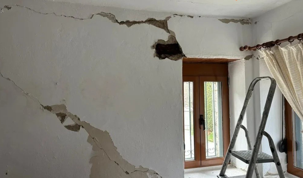 εικόνα που δείχνει σοβαρές ρωγμές σε σπίτι που επλήγη από τον σεισμό των 5,3 Ρίχτερ 