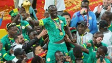 Το τρόπαιο του Κόπα Άφρικα σε παρέλαση: Αποθεώθηκε στη Γαλλία η Σενεγάλη (vids)