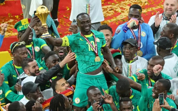 Το τρόπαιο του Κόπα Άφρικα σε παρέλαση: Αποθεώθηκε στη Γαλλία η Σενεγάλη (vids)