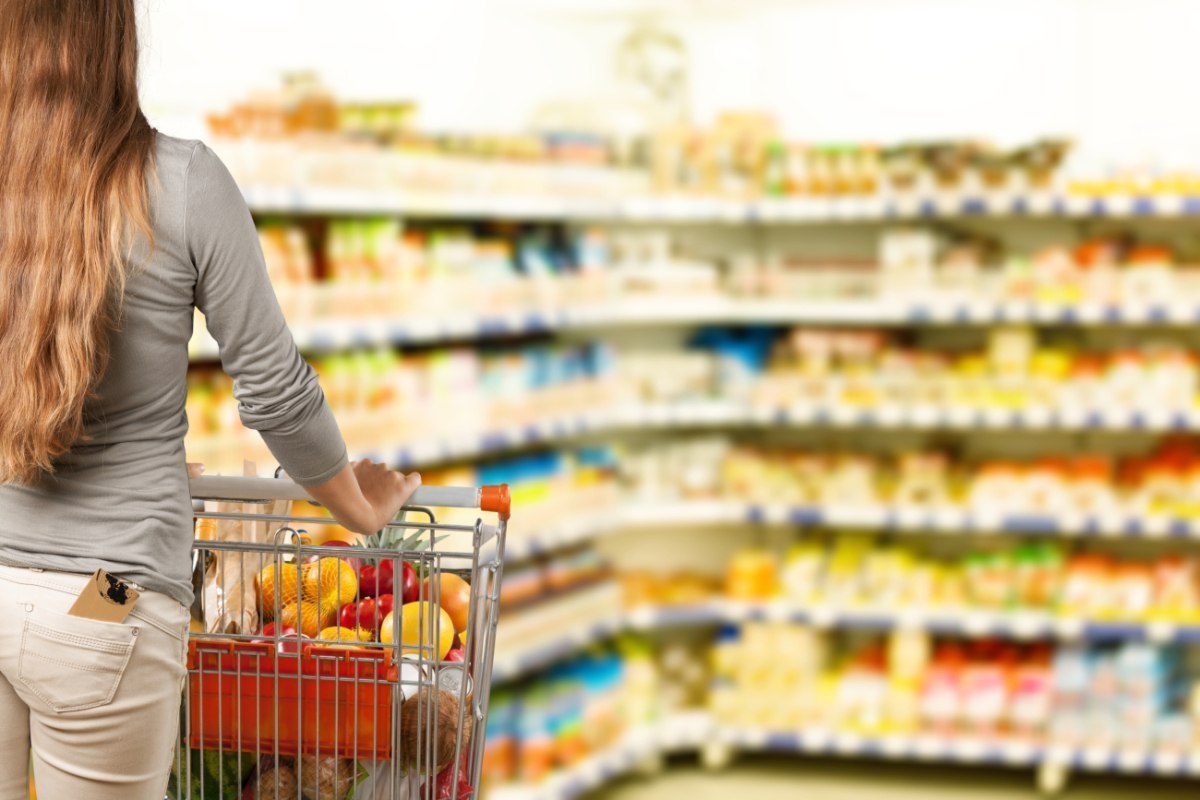 Κύπρος: Σε αναμμένα κάρβουνα η αγορά – Οι εξελίξεις στη Μέση Ανατολή στέλνουν τους καταναλωτές στα ράφια