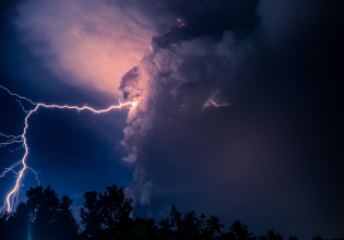 Γιατί τα ηφαίστεια ξεσπούν με κεραυνούς; Λύση σε μυστήριο του στατικού ηλεκτρισμού