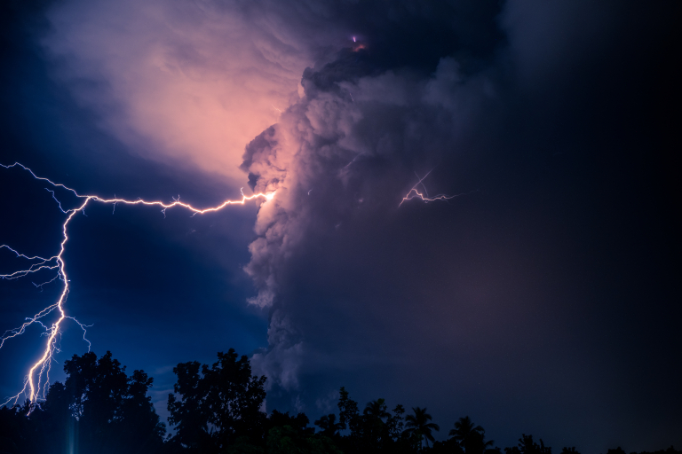 Γιατί τα ηφαίστεια ξεσπούν με κεραυνούς; Λύση σε μυστήριο του στατικού ηλεκτρισμού