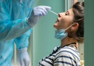 Τέσσερις νέοι θάνατοι από covid και ένας από γρίπη – Τι αναφέρει η έκθεση του ΕΟΔΥ