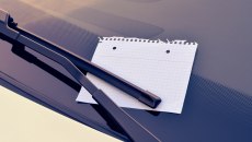 «Έννοια σου, θα σε βρω» – Η απάντηση για σημείωμα σε παρμπρίζ ΙΧ που έγινε viral