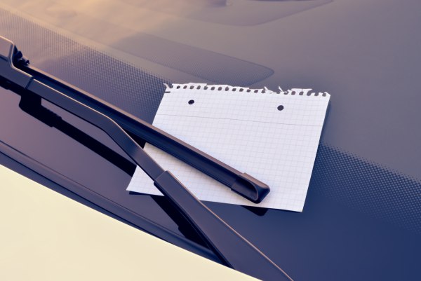 «Έννοια σου, θα σε βρω» – Η απάντηση για σημείωμα σε παρμπρίζ ΙΧ που έγινε viral