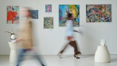 Εφοδος του ελληνικού FBI στην επιχείρηση γνωστού γκαλερίστα