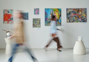 Εφοδος του ελληνικού FBI στην επιχείρηση γνωστού γκαλερίστα