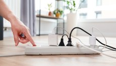 Πόσο μας κοστίζει ένας φορτιστής που μένει στην πρίζα – Γιατί δεν πρέπει να τον αφήνουμε