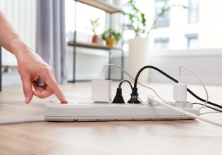 Πόσο μας κοστίζει ένας φορτιστής που μένει στην πρίζα – Γιατί δεν πρέπει να τον αφήνουμε