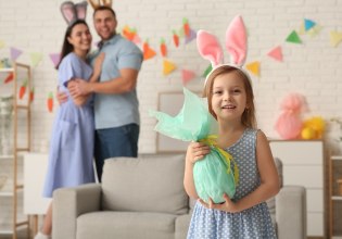 Παιχνιδολαμπάδες 2026: Οι πιο χαρούμενες επιλογές για να λάμψει το Πάσχα των παιδιών