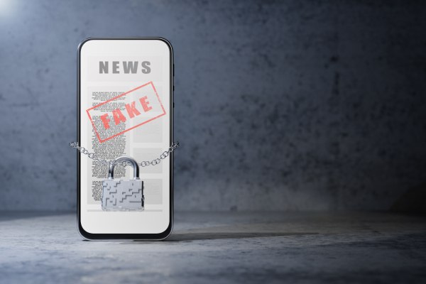 Πώς μπορεί να πολεμήσει τα fake news μια κυβέρνηση που έχει επενδύσει σε αυτά;