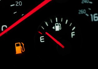 Πόσα χιλιόμετρα μπορείς να κάνεις με αναμμένο λαμπάκι καυσίμου – Τι θα πρέπει να προσέξουν οι οδηγοί