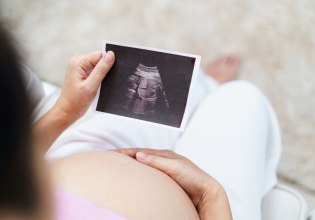 Το νέο καθεστώς στο επίδομα μητρότητας και τι προβλέπει