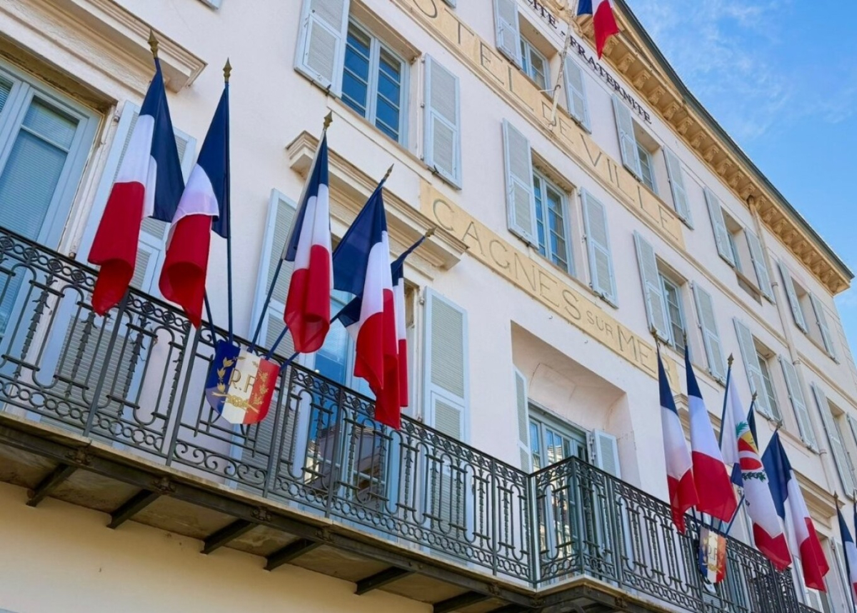 Δήμαρχοι εκλεγμένοι με την ακροδεξιά στη Γαλλία κατέβασαν από τα δημαρχεία τους τις ευρωπαϊκές σημαίες