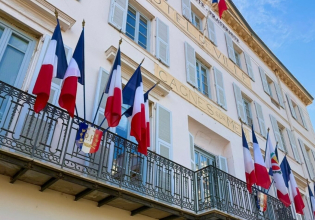 Δήμαρχοι εκλεγμένοι με την ακροδεξιά στη Γαλλία κατέβασαν από τα δημαρχεία τους τις ευρωπαϊκές σημαίες