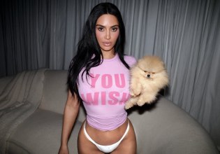 Η Κιμ Καρντάσιαν δημοσίευσε ξανά φωτογραφίες από τα κουτάβια της μετά το κράξιμο από την PETA