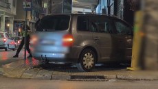 Τροχαίο στα Εξάρχεια – ΙΧ «καρφώθηκε» σε τζαμαρία καφετέριας