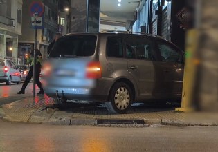 Τροχαίο στα Εξάρχεια – ΙΧ «καρφώθηκε» σε τζαμαρία καφετέριας