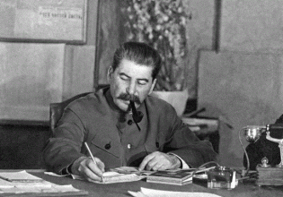 Στάλιν: Ο θρύλος που γρήγορα γκρεμίστηκε και γρήγορα λησμονήθηκε