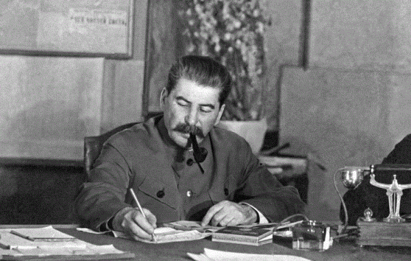 Στάλιν: Ο θρύλος που γρήγορα γκρεμίστηκε και γρήγορα λησμονήθηκε