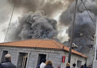 Λέσβος: Μεγάλη φωτιά σε σπίτι στο χωριό Στύψη – Κάηκε ολοσχερώς