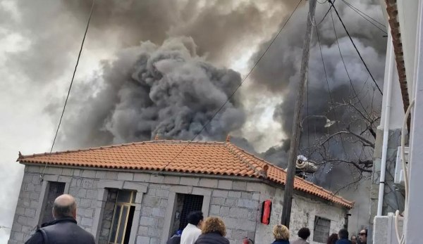 Λέσβος: Μεγάλη φωτιά σε σπίτι στο χωριό Στύψη – Κάηκε ολοσχερώς