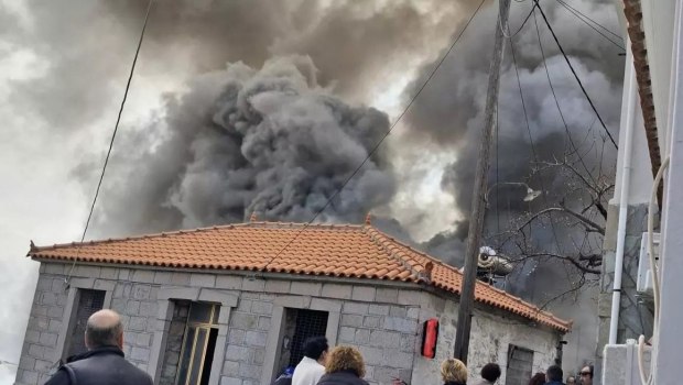 Λέσβος: Μεγάλη φωτιά σε σπίτι στο χωριό Στύψη – Κάηκε ολοσχερώς
