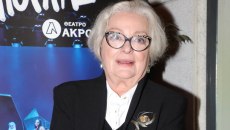 Τάνια Τσανακλίδου: Με μπαστούνι στη σκηνή μετά την περιπέτεια με την υγεία της