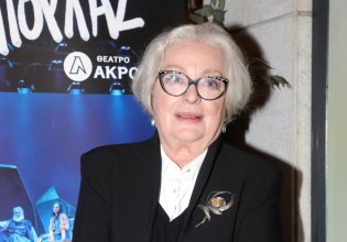 Τάνια Τσανακλίδου: Με μπαστούνι στη σκηνή μετά την περιπέτεια με την υγεία της